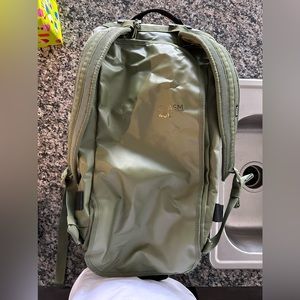 Travel bag, back straps with zippered compartments and a smaller hygiene bag.